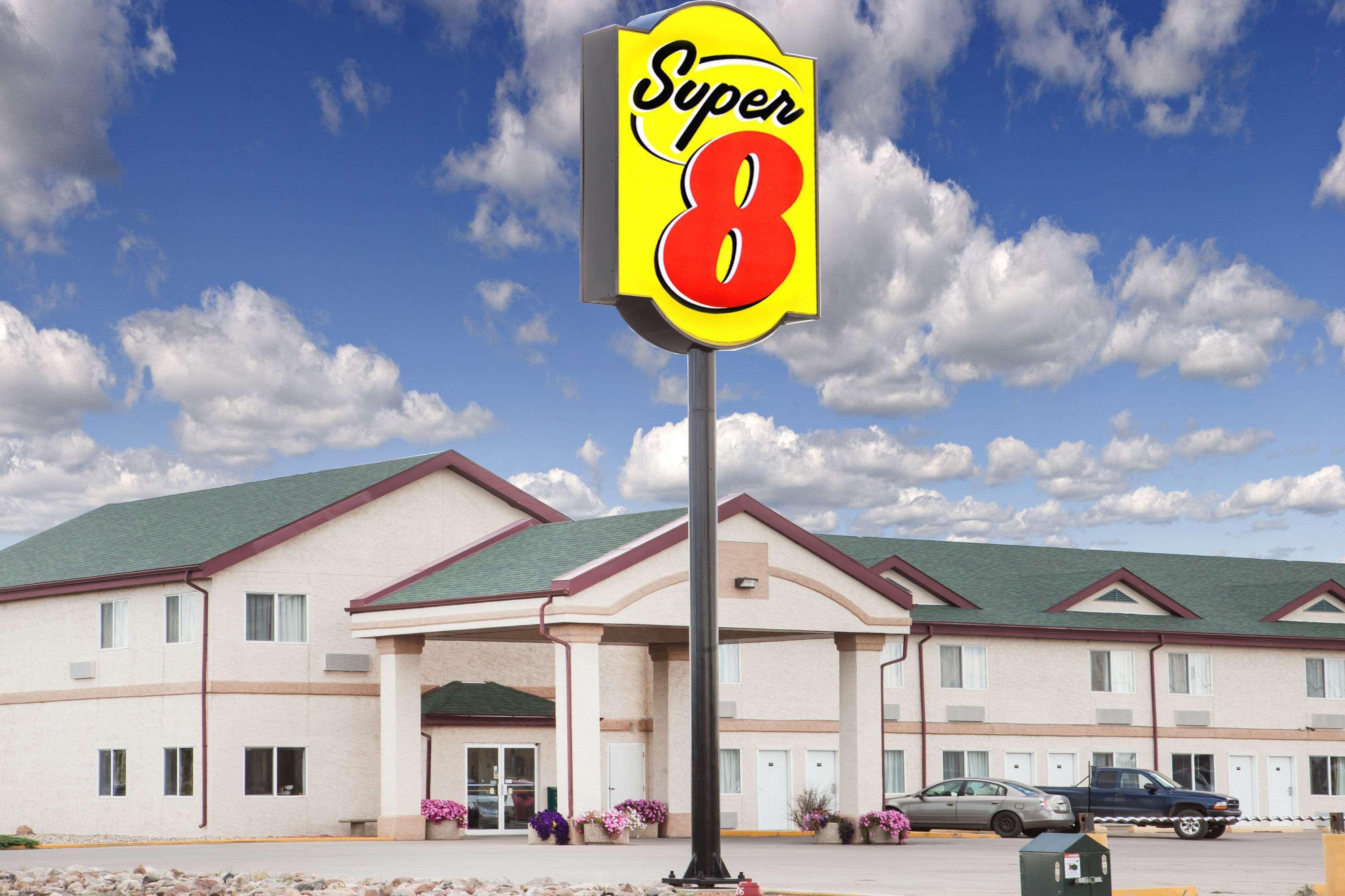 Super 8 By Wyndham Kindersley Exteriér fotografie
