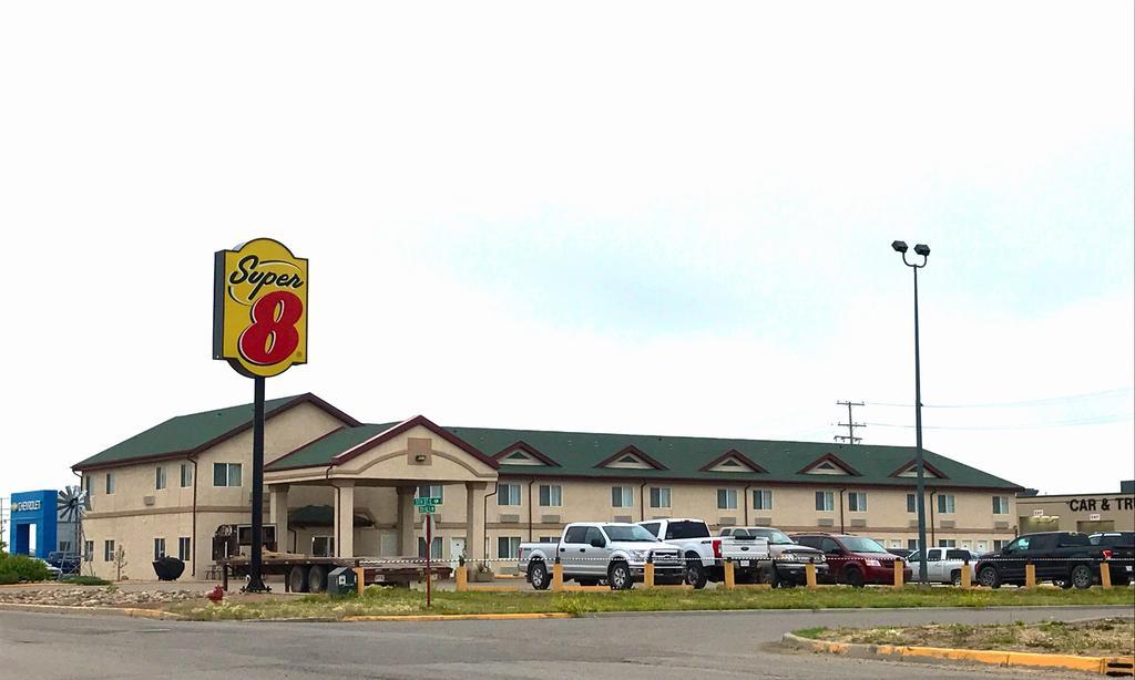 Super 8 By Wyndham Kindersley Exteriér fotografie