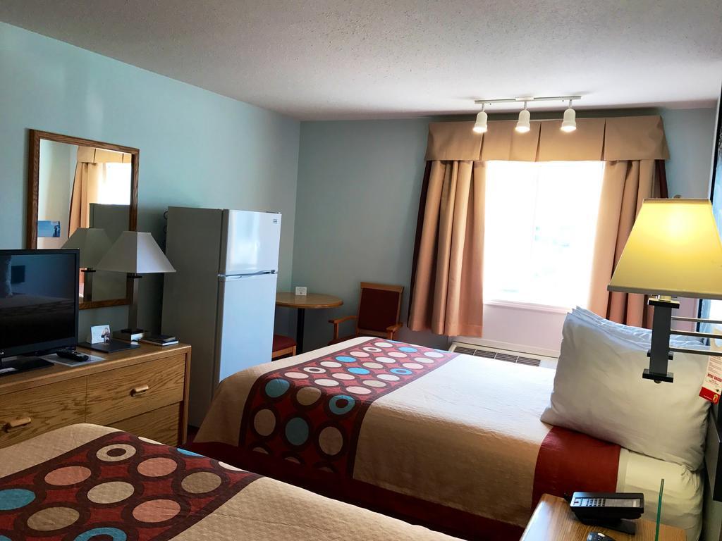 Super 8 By Wyndham Kindersley Exteriér fotografie