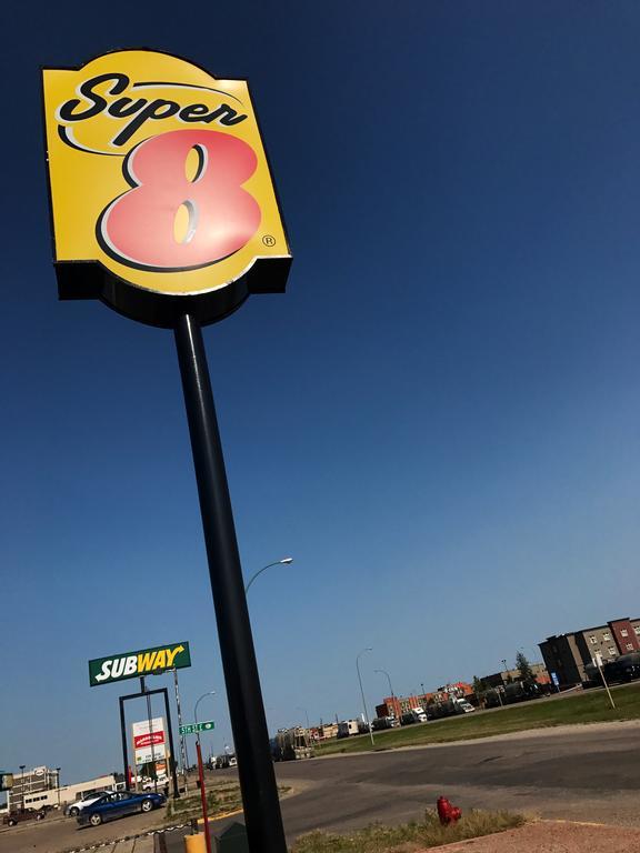 Super 8 By Wyndham Kindersley Exteriér fotografie